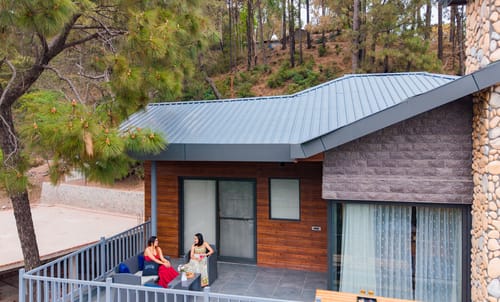 The Retreat Villa | 4-BHK Hillside Retreat with Indoor Pool, Jacuzzis | Near Kasauli Hill Station – 4 bedroom villa in Kasauli, Himachal Pradesh