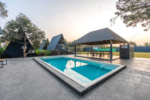 Inara Retreat | Pet-Friendly 1- Cottage with a Mezzanine Loft, Shared Pool, and Garden – 1 bedroom villa in Bengaluru, Karnataka