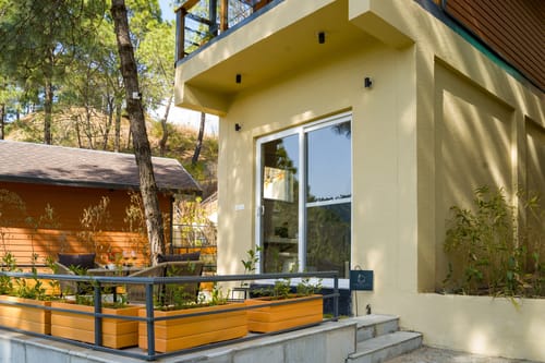 Sirmour Baag Cherry | A Pet-Friendly Cottage With Balcony, Common Garden & Restaurant