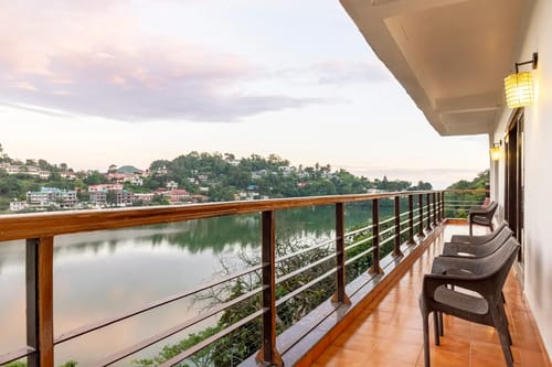 Lakeview Manor | Charming 5-BHK Lakeside Retreat With Garden & Balconies – 5 bedroom villa in Nainital, Uttarakhand