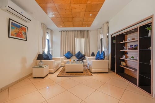 Golden Meadow Villa | Pet-friendly Hillside 3-BHK Retreat With Outdoor Lounge, Balcony & Scenic Views – 3 bedroom villa in Kasauli, Himachal Pradesh