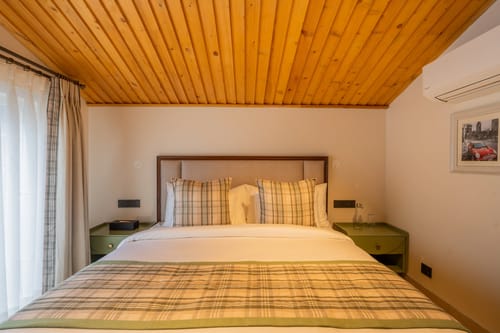 Royce Cottage | Luxe Hilltop 4-BHK Retreat With Indoor Bar, Terrace & Scenic Views