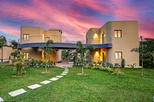Urvi Grand Luxe Suite | Serene Farmstay With Garden, Common Pool & Dining Area – 1 bedroom villa in Bengaluru, Karnataka