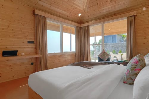 Top Tibba - Wooden Cabin with balcony & garden – 1 bedroom villa in Mussoorie, Uttarakhand