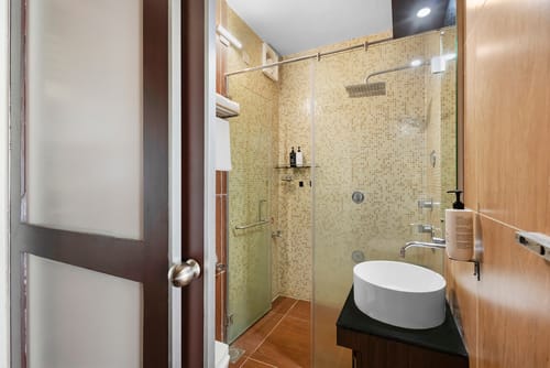 Glass River Retreat | 4-BHK Riverside Getaway with Private Pool, Lakeside Sit-Out & Lounge Area Near Aluva Railway & Metro Station – 4 bedroom villa in Kochi, Kerala