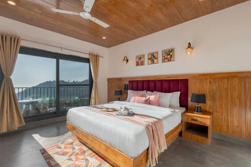 Evara | Serene Pet-friendly 4-BHK Hill Retreat With Balcony, Fireplace & Scenic Views – 4 bedroom villa in Mussoorie, Uttarakhand
