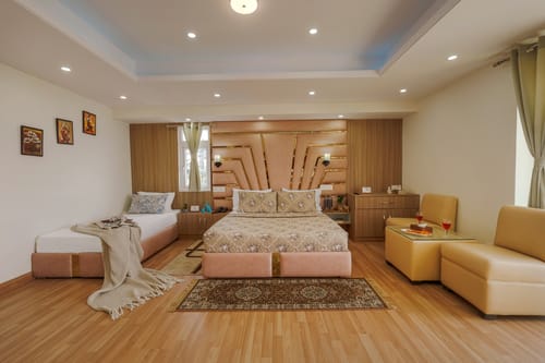 The Ridgeview Retreat Arabella | Pet-friendly Hillside Room with Private Balcony & Bathtub, Common Recreation Zone, Lounge & Restro | Close to Naldehra  – 1 bedroom villa in Shimla, Himachal Pradesh