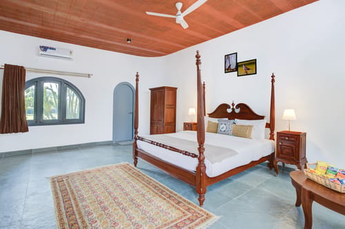 Urvi Grand Luxe Suite | Serene Farmstay With Garden, Common Pool & Dining Area – 1 bedroom villa in Bengaluru, Karnataka