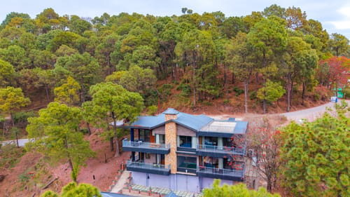 The Retreat Villa | 4-BHK Hillside Retreat with Indoor Pool, Jacuzzis | Near Kasauli Hill Station – 4 bedroom villa in Kasauli, Himachal Pradesh
