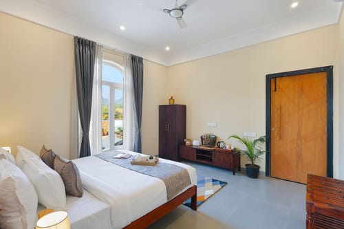 Vaikunth Villa | 3 BHK Getaway with Rooftop Pool, Sit-out Area, Jacuzzi, Scenic Lake & Hill Views – 3 bedroom villa in Udaipur, Rajasthan