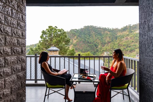 The Retreat Villa | 4-BHK Hillside Retreat with Indoor Pool, Jacuzzis | Near Kasauli Hill Station – 4 bedroom villa in Kasauli, Himachal Pradesh