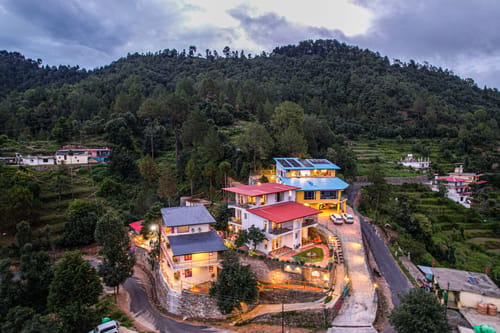 Adrushya | Cosy 1-Room Stay with Hill Views, Karaoke Lounge & Restaurant – 1 bedroom villa in Mukteshwar, Uttarakhand