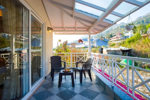 Clouds Nest | 4-BHK Pet-friendly Retreat With Terrace & Hill Views by Naukuchiatal – 4 bedroom villa in Nainital, Uttarakhand