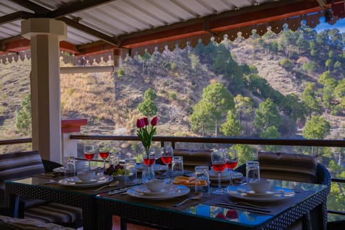 Sukhmani Cottage | 5-BHK Hilltop Hideaway With Garden, Terrace & Scenic Views – 5 bedroom villa in Kasauli, Himachal Pradesh