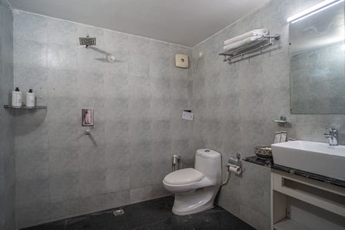 Impreza Luxury Stays Classic Room | Pet-friendly 1-Room Retreat With Common Lounge Area, Garden, Verandah & Restro – 1 bedroom villa in Dehradun, Uttarakhand