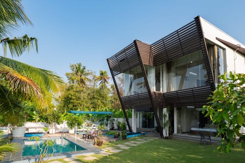 Glass River Retreat | 4-BHK Riverside Getaway with Private Pool, Lakeside Sit-Out & Lounge Area Near Aluva Railway & Metro Station – 4 bedroom villa in Kochi, Kerala