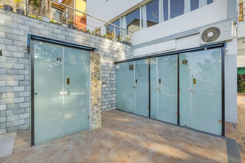 Golden Meadow Villa | Pet-friendly Hillside 3-BHK Retreat With Outdoor Lounge, Balcony & Scenic Views – 3 bedroom villa in Kasauli, Himachal Pradesh