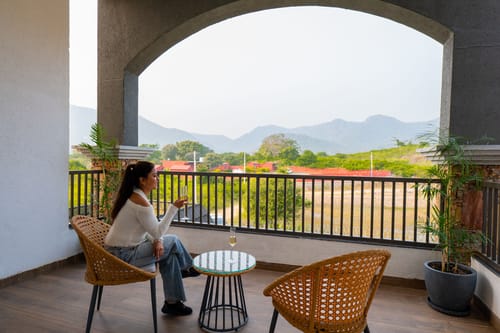 Vaikunth Villa | 3 BHK Getaway with Rooftop Pool, Sit-out Area, Jacuzzi, Scenic Lake & Hill Views – 3 bedroom villa in Udaipur, Rajasthan