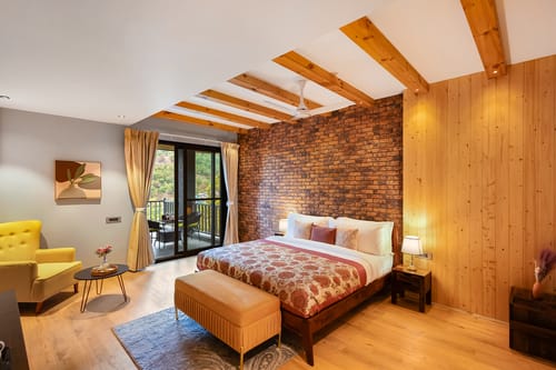 The Retreat Villa | 4-BHK Hillside Retreat with Indoor Pool, Jacuzzis | Near Kasauli Hill Station – 4 bedroom villa in Kasauli, Himachal Pradesh