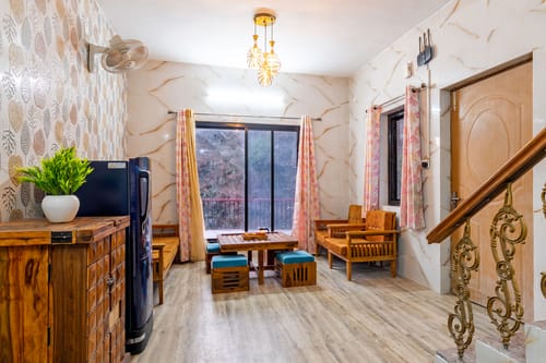 Vyasa Resorts | 2-BHK Duplex Cottage With Lounge Area, Balcony & Picturesque Hill Views| 5 mins From Mussorie Lake – 2 bedroom villa in Mussoorie, Uttarakhand