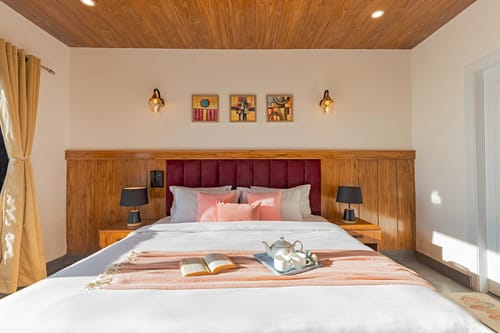 Evara | Pet-friendly 2-BHK Hilltop Hideaway With Balcony, Fireplace & Views – 2 bedroom villa in Mussoorie, Uttarakhand