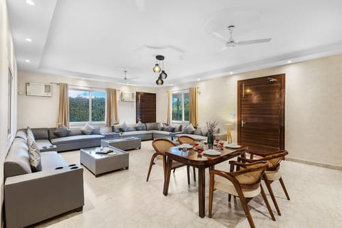 Krishna Manor | 3-BHK Farmhouse With Private Pool & Lush Garden | Near Noida Expressway – 3 bedroom villa in Delhi Ncr, Delhi