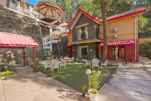 Golden Meadow Villa | Pet-friendly Hillside 3-BHK Retreat With Outdoor Lounge, Balcony & Scenic Views – 3 bedroom villa in Kasauli, Himachal Pradesh
