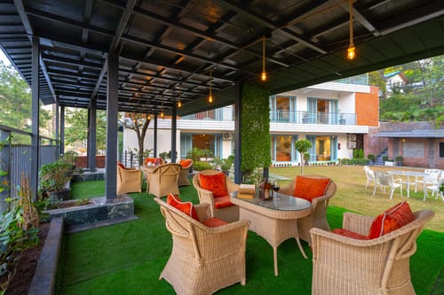 Utopia @ Aykon Estate w/ Outdoor Pool – 8 bedroom villa in Kasauli, Himachal Pradesh
