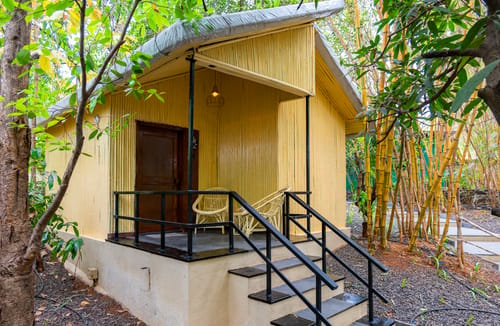 Timber Standard Suite | Pet-friendly Bamboo Cottage with Pvt Sit-Out Area & Shared Dining – 1 bedroom villa in Igatpuri, Maharashtra