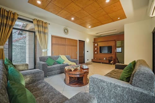 Golden Meadow Villa | Pet-friendly Hillside 3-BHK Retreat With Outdoor Lounge, Balcony & Scenic Views – 3 bedroom villa in Kasauli, Himachal Pradesh