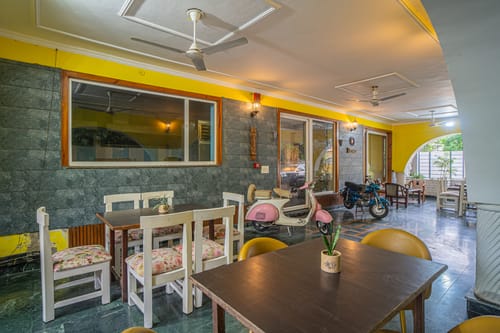 Impreza Luxury Stays Classic Room | Pet-friendly 1-Room Retreat With Common Lounge Area, Garden, Verandah & Restro – 1 bedroom villa in Dehradun, Uttarakhand