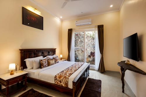 Mandovar Mountain Valley Retreat | 4 Room Pet-friendly Suite In a Private Estate with Shared Pool, Garden, Restaurant & Hill Views – 4 bedroom villa in Udaipur, Rajasthan