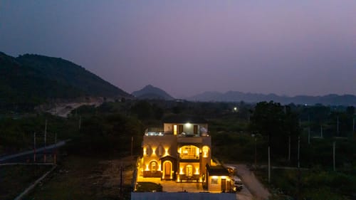 Vaikunth Villa | 3 BHK Getaway with Rooftop Pool, Sit-out Area, Jacuzzi, Scenic Lake & Hill Views – 3 bedroom villa in Udaipur, Rajasthan