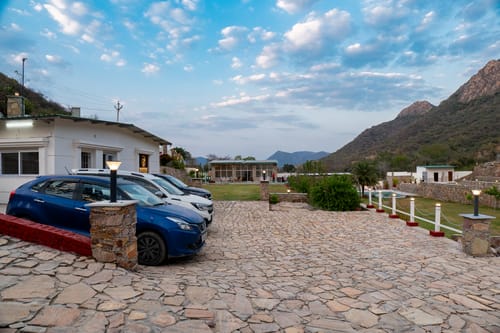 Mandovar Mountain Valley Retreat | 4 Room Pet-friendly Suite In a Private Estate with Shared Pool, Garden, Restaurant & Hill Views – 4 bedroom villa in Udaipur, Rajasthan