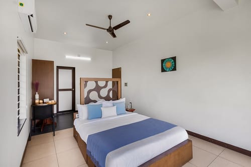 Glass River Retreat | 4-BHK Riverside Getaway with Private Pool, Lakeside Sit-Out & Lounge Area Near Aluva Railway & Metro Station – 4 bedroom villa in Kochi, Kerala