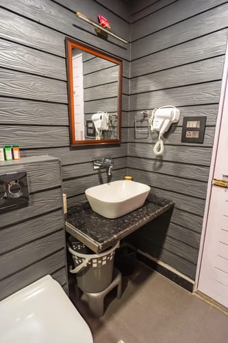 The Kingfisher Treehouse With Jacuzzi – 1 bedroom villa in Mussoorie, Uttarakhand