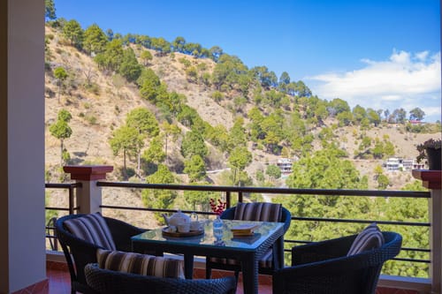 Sukhmani Cottage | 5-BHK Hilltop Hideaway With Garden, Terrace & Scenic Views – 5 bedroom villa in Kasauli, Himachal Pradesh