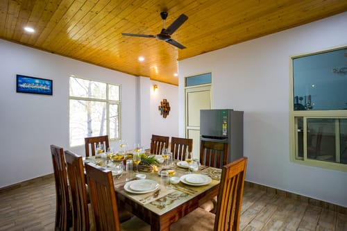 Archee’s Villa | 6-BHK property with gaming zone, attic, open dining and 360° mountain views – 6 bedroom villa in Kasauli, Himachal Pradesh
