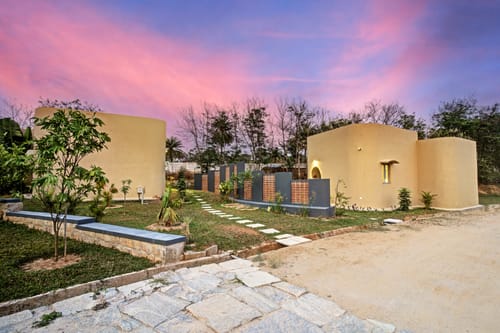 Urvi Grand Luxe Suite | Serene Farmstay With Garden, Common Pool & Dining Area – 1 bedroom villa in Bengaluru, Karnataka