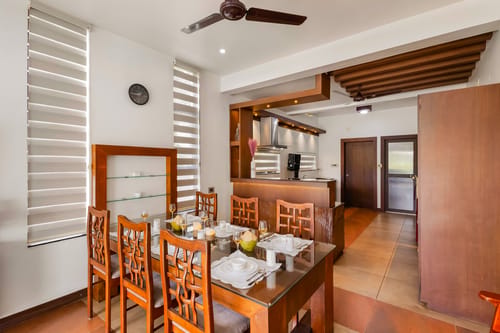 Glass River Retreat | 4-BHK Riverside Getaway with Private Pool, Lakeside Sit-Out & Lounge Area Near Aluva Railway & Metro Station – 4 bedroom villa in Kochi, Kerala
