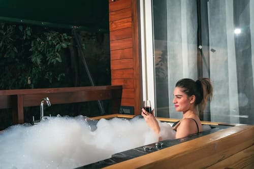 The Kingfisher Treehouse With Jacuzzi – 1 bedroom villa in Mussoorie, Uttarakhand