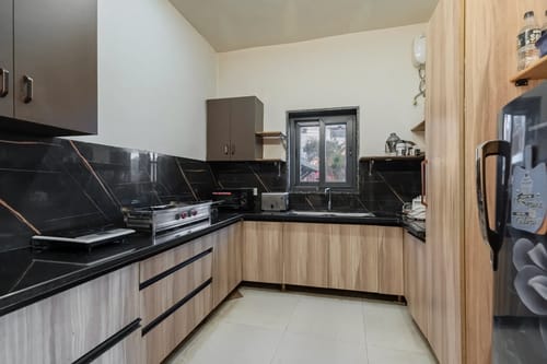 Evara | Serene Pet-friendly 4-BHK Hill Retreat With Balcony, Fireplace & Scenic Views – 4 bedroom villa in Mussoorie, Uttarakhand