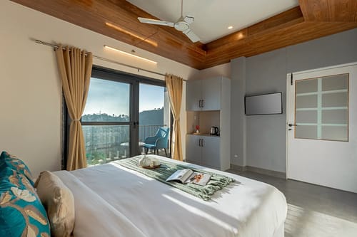 Evara | Serene Pet-friendly 4-BHK Hill Retreat With Balcony, Fireplace & Scenic Views – 4 bedroom villa in Mussoorie, Uttarakhand