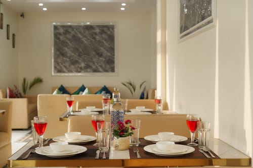 The Ridgeview Retreat Amelia | Hillside 2-Room Suite with Private Balcony, Bathtub & Restro | Near Naldehra Golf Course | Pet-friendly – 2 bedroom villa in Shimla, Himachal Pradesh
