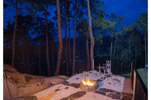 Pine Shadow Fuchsia | Hillside Retreat With Picturesque Balcony & Restaurant – 1 bedroom villa in Shimla, Himachal Pradesh