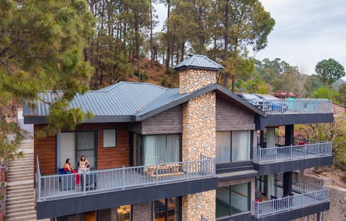 The Retreat Villa | 4-BHK Hillside Retreat with Indoor Pool, Jacuzzis | Near Kasauli Hill Station – 4 bedroom villa in Kasauli, Himachal Pradesh