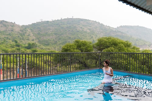 Vaikunth Villa | 3 BHK Getaway with Rooftop Pool, Sit-out Area, Jacuzzi, Scenic Lake & Hill Views – 3 bedroom villa in Udaipur, Rajasthan
