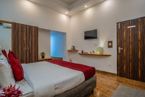 Impreza Luxury Stays Classic Room | Pet-friendly 1-Room Retreat With Common Lounge Area, Garden, Verandah & Restro – 1 bedroom villa in Dehradun, Uttarakhand