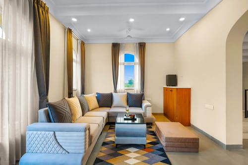 Vaikunth Villa | 3 BHK Getaway with Rooftop Pool, Sit-out Area, Jacuzzi, Scenic Lake & Hill Views – 3 bedroom villa in Udaipur, Rajasthan
