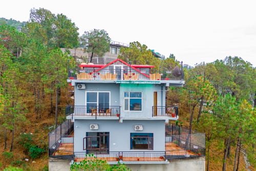 Archee’s Villa | 6-BHK property with gaming zone, attic, open dining and 360° mountain views – 6 bedroom villa in Kasauli, Himachal Pradesh